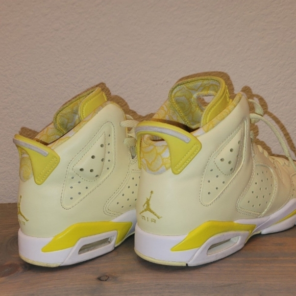 Dynamic yellow 💛 Jordan's 6 kids size 2Y Retro - Picture 3 of 6